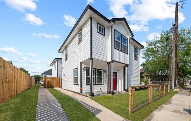 3-bedroom rental at 323 Gabriel Unit 101 in San Antonio, TX — photo 2