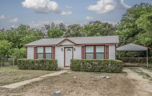 2-bedroom rental at 1608 Avenue J in Hondo TX