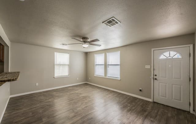 2-bedroom rental at 1608 Avenue J in Hondo, TX — photo 2