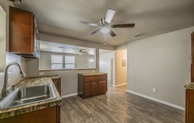 2-bedroom rental at 1608 Avenue J in Hondo, TX — photo 4