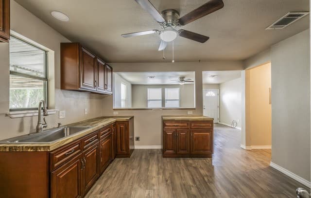 2-bedroom rental at 1608 Avenue J in Hondo, TX — photo 5
