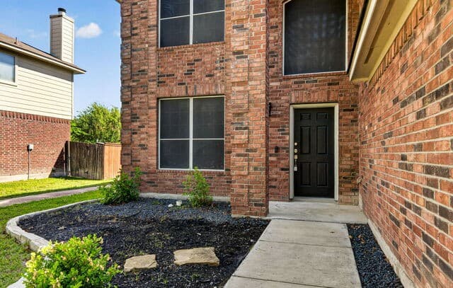 4-bedroom rental at 137 Niemietz Cove in Cibolo, TX — photo 3