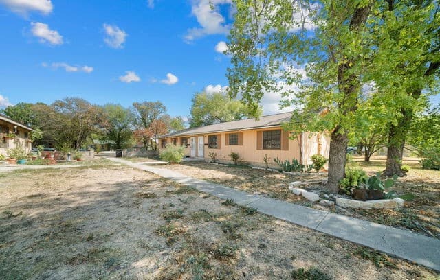 2-bedroom rental at 206 Bexar Dr in San Antonio, TX — photo 2