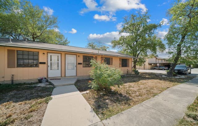 2-bedroom rental at 206 Bexar Dr in San Antonio, TX — photo 3