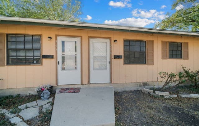 2-bedroom rental at 206 Bexar Dr in San Antonio, TX — photo 4
