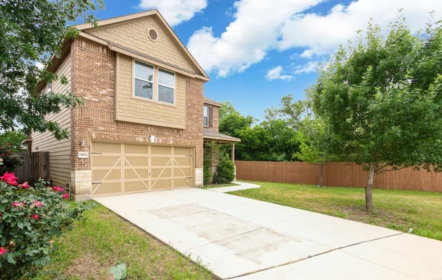 3-bedroom rental at 11014 Colt Isle in San Antonio, TX — photo 3