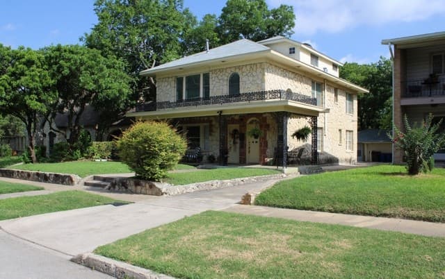2-bedroom rental at 311 E Rosewood Unit 102 in San Antonio TX