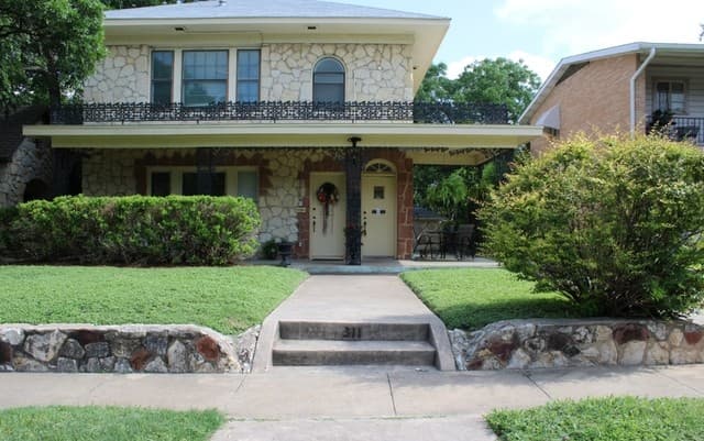 2-bedroom rental at 311 E Rosewood Unit 102 in San Antonio, TX — photo 2