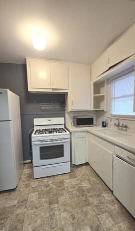 2-bedroom rental at 818 W Russell Pl Unit 4 in San Antonio, TX — photo 4