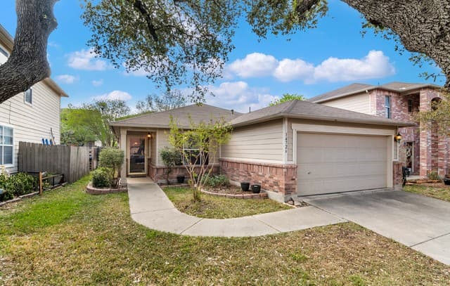3-bedroom rental at 14726 Bluemist Pass in San Antonio, TX — photo 2