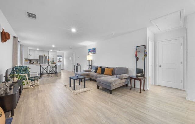 3-bedroom rental at 7415 Donkey Vly in San Antonio, TX — photo 3