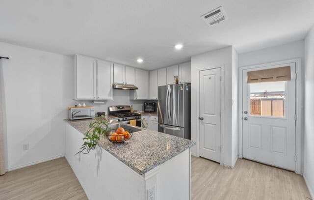 3-bedroom rental at 7415 Donkey Vly in San Antonio, TX — photo 5