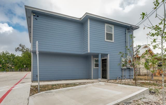 2-bedroom rental at 1835 W Poplar Unit 402 in San Antonio TX