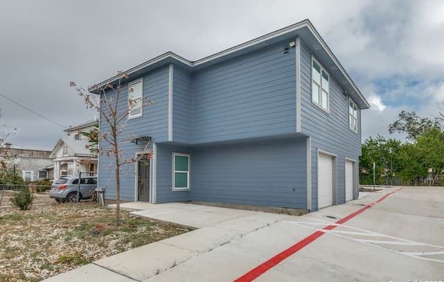 2-bedroom rental at 1835 W Poplar Unit 402 in San Antonio, TX — photo 2