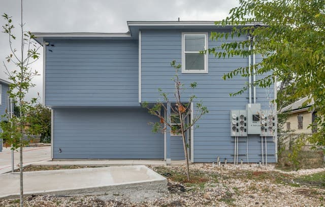 2-bedroom rental at 1835 W Poplar Unit 402 in San Antonio, TX — photo 3