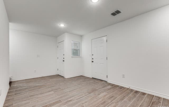 2-bedroom rental at 1835 W Poplar Unit 402 in San Antonio, TX — photo 4