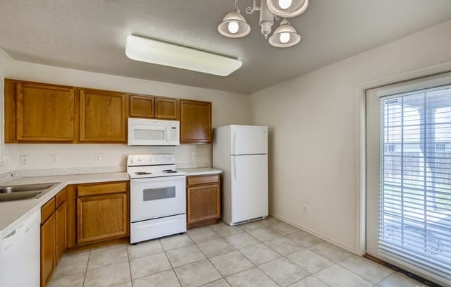 3-bedroom rental at 4807 Heather Pass in San Antonio, TX — photo 3