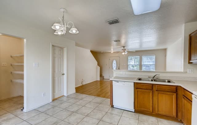 3-bedroom rental at 4807 Heather Pass in San Antonio, TX — photo 4