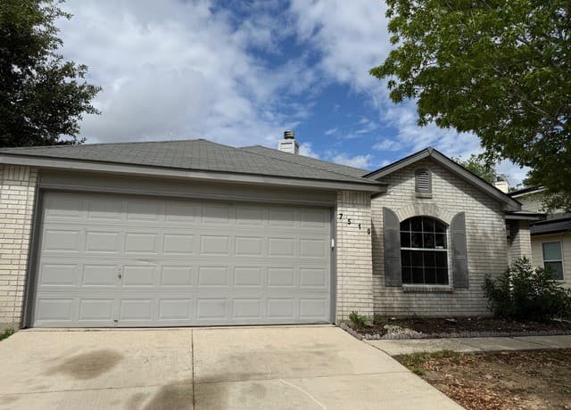 3-bedroom rental at 7510 Carriage Pass in San Antonio, TX — photo 3