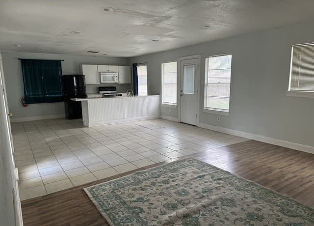 2-bedroom rental at 4911 Longfellow Blvd in San Antonio, TX — photo 2