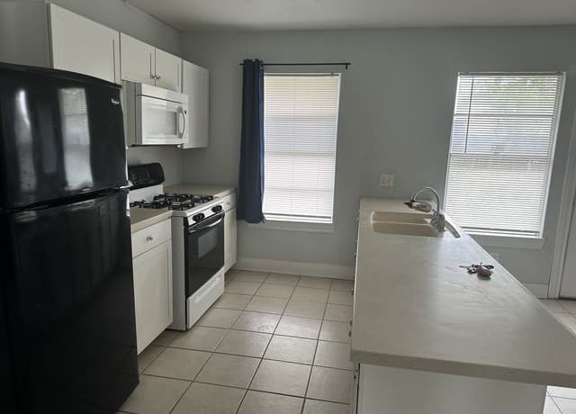 2-bedroom rental at 4911 Longfellow Blvd in San Antonio, TX — photo 4