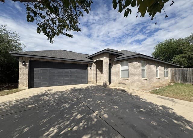 3-bedroom rental at 10418 Alsfeld Ranch in Helotes TX