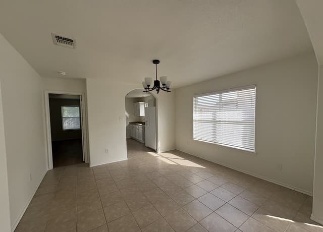 3-bedroom rental at 10418 Alsfeld Ranch in Helotes, TX — photo 2