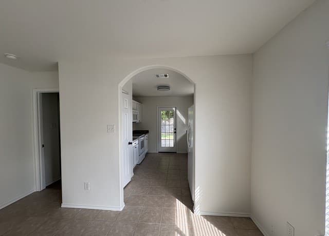 3-bedroom rental at 10418 Alsfeld Ranch in Helotes, TX — photo 4
