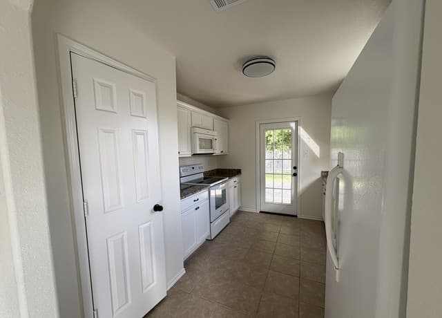 3-bedroom rental at 10418 Alsfeld Ranch in Helotes, TX — photo 5