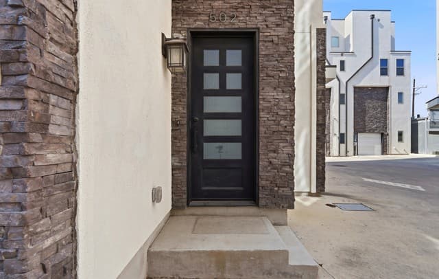3-bedroom rental at 1817 N St Marys St Unit 502 in San Antonio, TX — photo 2