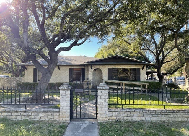 3-bedroom rental at 315 Hillcrest Dr in San Antonio TX