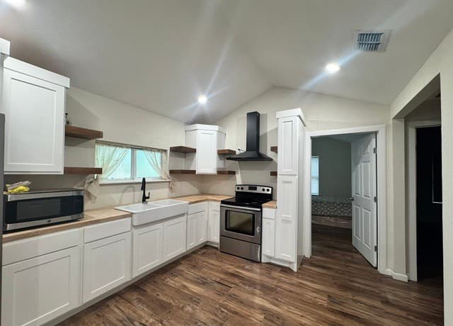 4-bedroom rental at 323 Thompson Pl in San Antonio TX