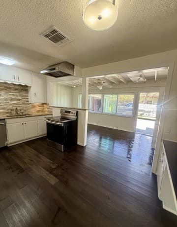 2-bedroom rental at 217 Deerwood Dr in San Antonio, TX — photo 3