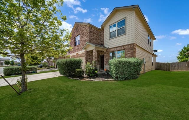 5-bedroom rental at 10426 Rosalina Loop in Converse, TX — photo 2