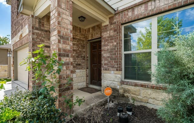 5-bedroom rental at 10426 Rosalina Loop in Converse, TX — photo 3