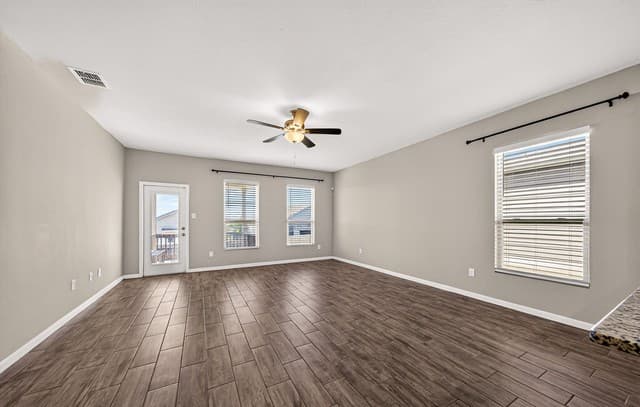5-bedroom rental at 10426 Rosalina Loop in Converse, TX — photo 5
