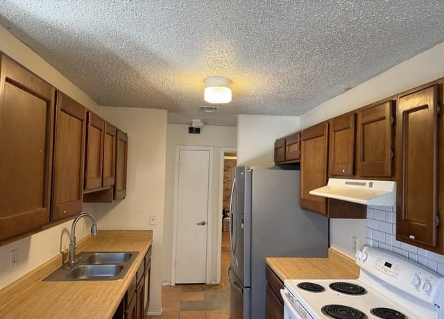 4-bedroom rental at 9130 Kings Hbr in San Antonio, TX — photo 2