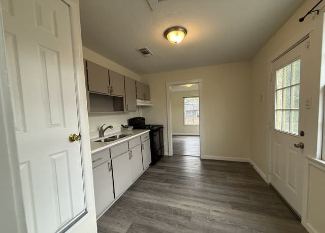 3-bedroom rental at 3103 Neptune St in San Antonio, TX — photo 4