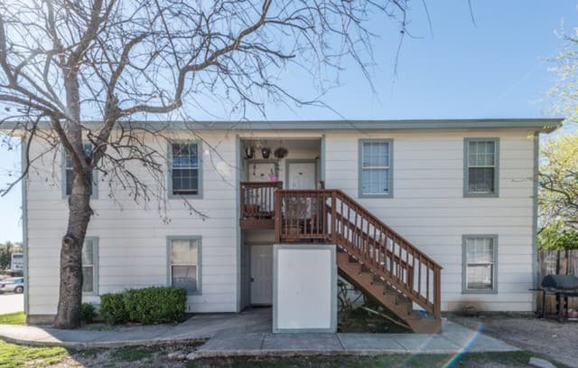 2-bedroom rental at 1405 Donaldson Unit 202 in San Antonio, TX — photo 2