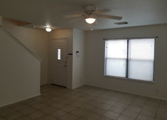 3-bedroom rental at 30 Torreys Post in San Antonio, TX — photo 2