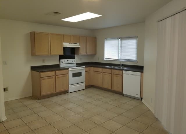 3-bedroom rental at 30 Torreys Post in San Antonio, TX — photo 4