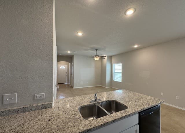 3-bedroom rental at 9926 Hazy Bend Unit 104 in San Antonio, TX — photo 5