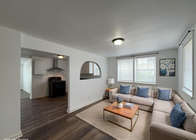 3-bedroom rental at 1142 W Villaret Blvd in San Antonio, TX — photo 2