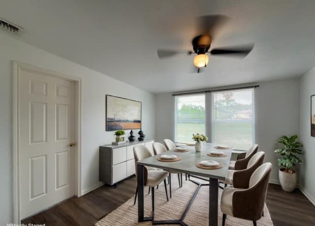 3-bedroom rental at 1142 W Villaret Blvd in San Antonio, TX — photo 3