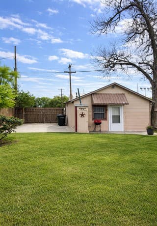 1-bedroom rental at 810 Haggin St. in San Antonio, TX — photo 2