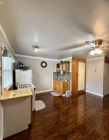1-bedroom rental at 810 Haggin St. in San Antonio, TX — photo 4