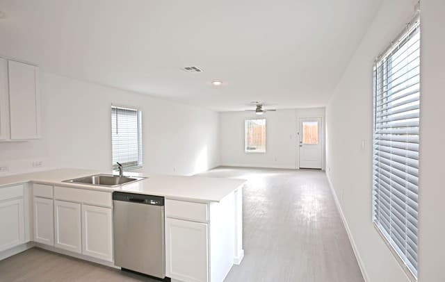 3-bedroom rental at 7530 India Star in San Antonio, TX — photo 4