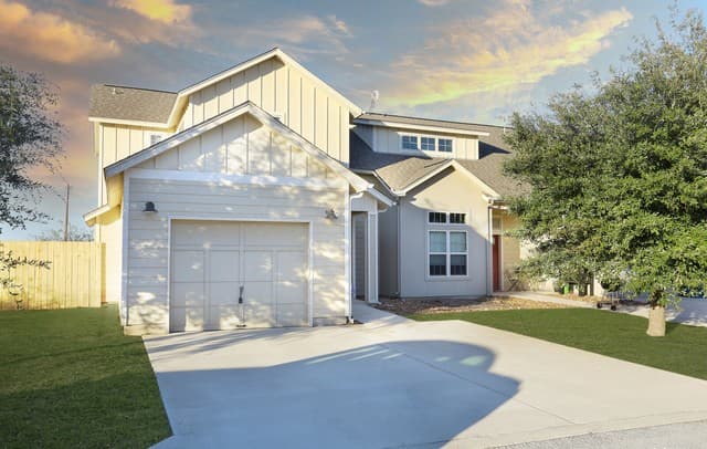 2-bedroom rental at 223 Circle Ct Unit 223 in Pleasanton, TX — photo 2