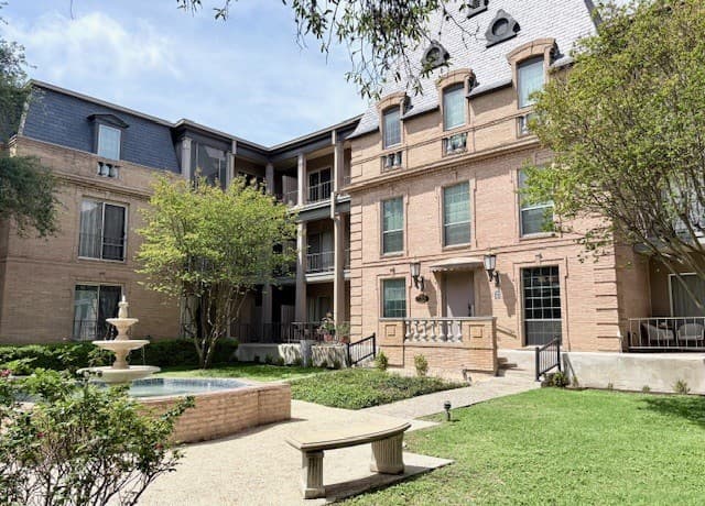 1-bedroom rental at 7709 Broadway Unit 103 in San Antonio, TX — photo 2