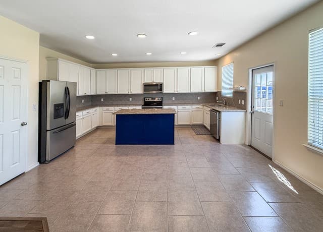 4-bedroom rental at 10535 Noble Cyn in San Antonio, TX — photo 3